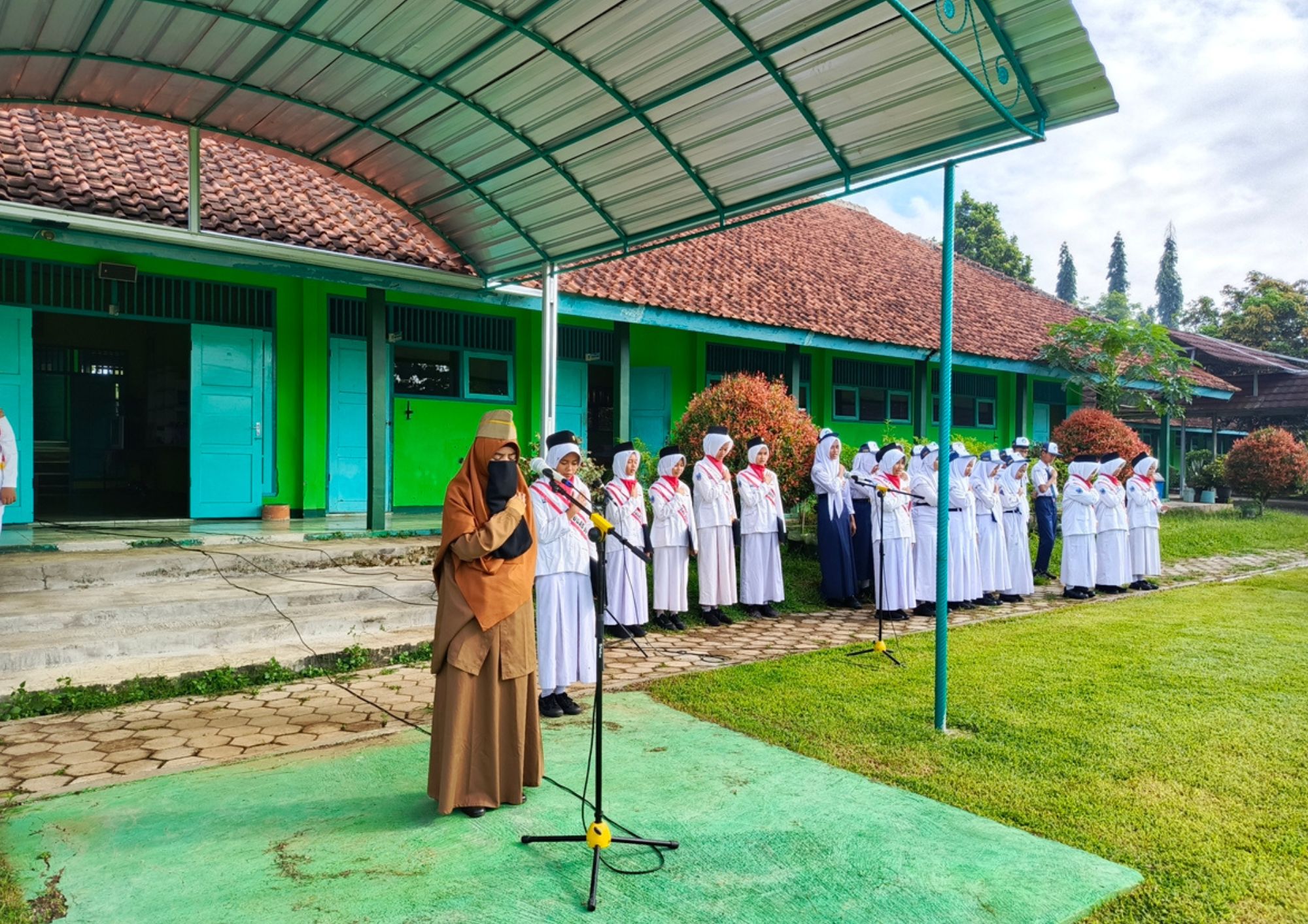 Upacara Bendera untuk mengawali Semester 2 Tahun Ajaran 2024/2025